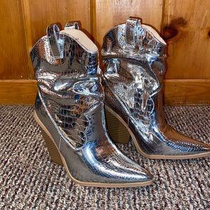 Cape Robbin metallic cowboy ankle boots. Excellent condition!!